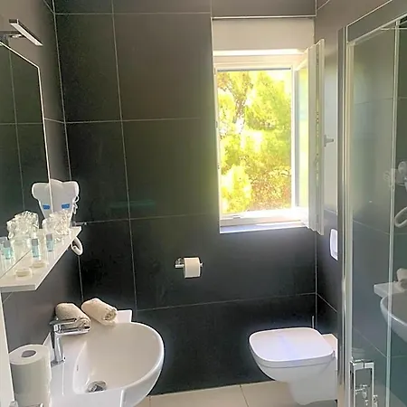 Elu Iris Hotel