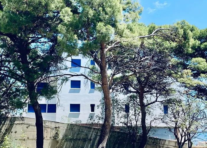 Elu Iris מלון 3*